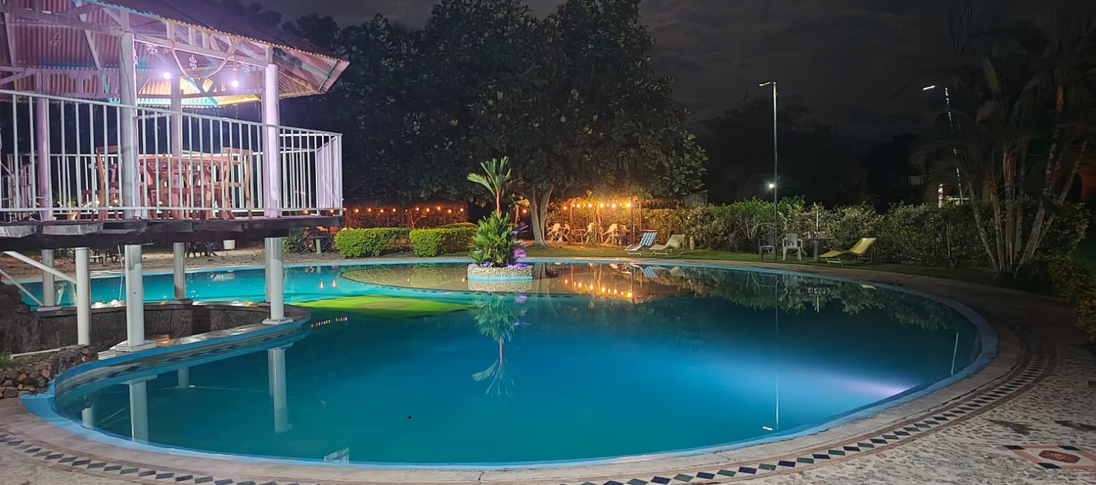 El Eden Hotel Resort - Piscina iluminada de noche en hotel colonial campestre premium