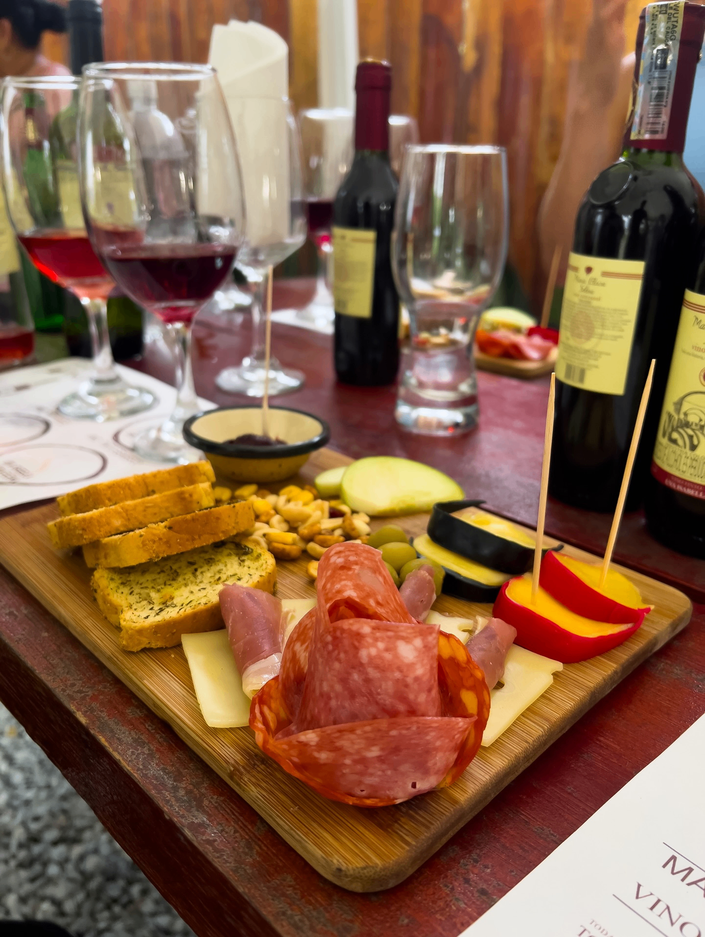 Tabla de cata con quesos y vinos artesanales